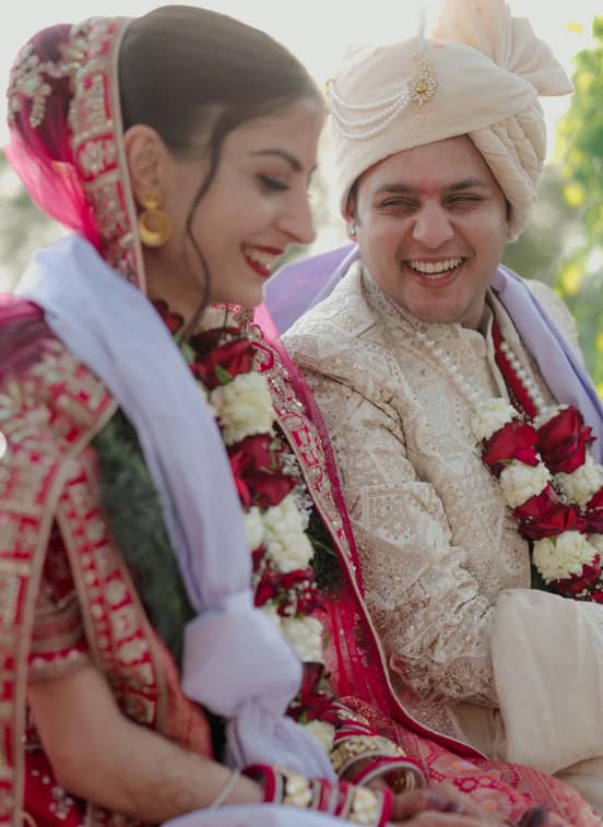 देव जोशी की शादी की तस्वीरें सोशल मीडिया पर चर्चा में बनी हैं. दोनों फोटोज में मेड फॉर ईच अदर लग रहे हैं.