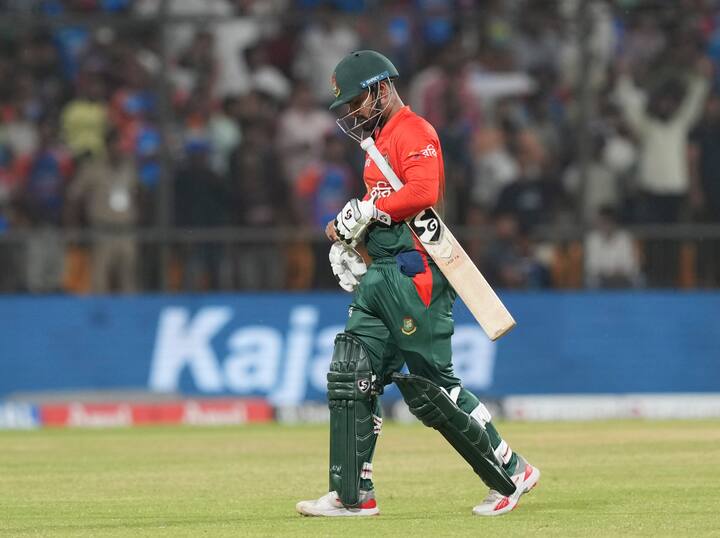 वहीं बांग्लादेश पहले भारत से और इसके बाद न्यूजीलैंड से हारकर  चैंपियंस ट्रॉफी से बाहर हो गई है.