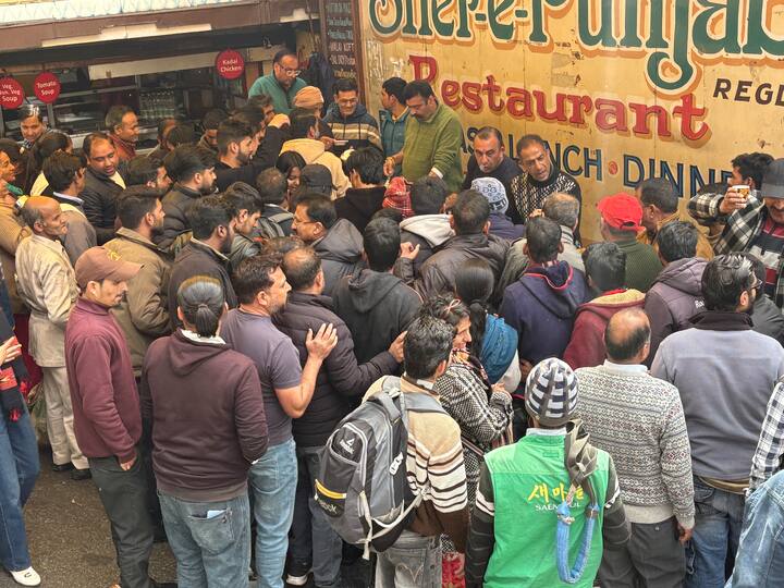 राधा कृष्ण मंदिर के पुजारी पंडित उमेश नौटियाल ने बताया कि महाशिवरात्रि पर व्रत रखने से भगवान शिव को प्रसन्न होते हैं और अपने भक्तों को आशीर्वाद देते हैं. इस दिन भगवान शिव पर दूध और जल चढ़ाने से भी भगवान प्रसन्न होते हैं.