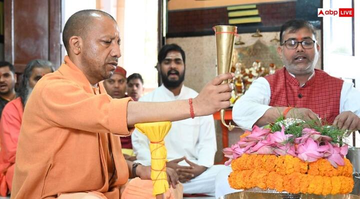 इसके पूर्व मुख्यमंत्री एवं गोरक्षपीठाधीश्वर योगी आदित्यनाथ ने गोरखनाथ मंदिर परिसर स्थित शिव मंदिर में भी पूजन किया. उन्होंने यहां भगवान नंदी का पूजन कर भगवान भोलेनाथ का जलाभिषेक किया.