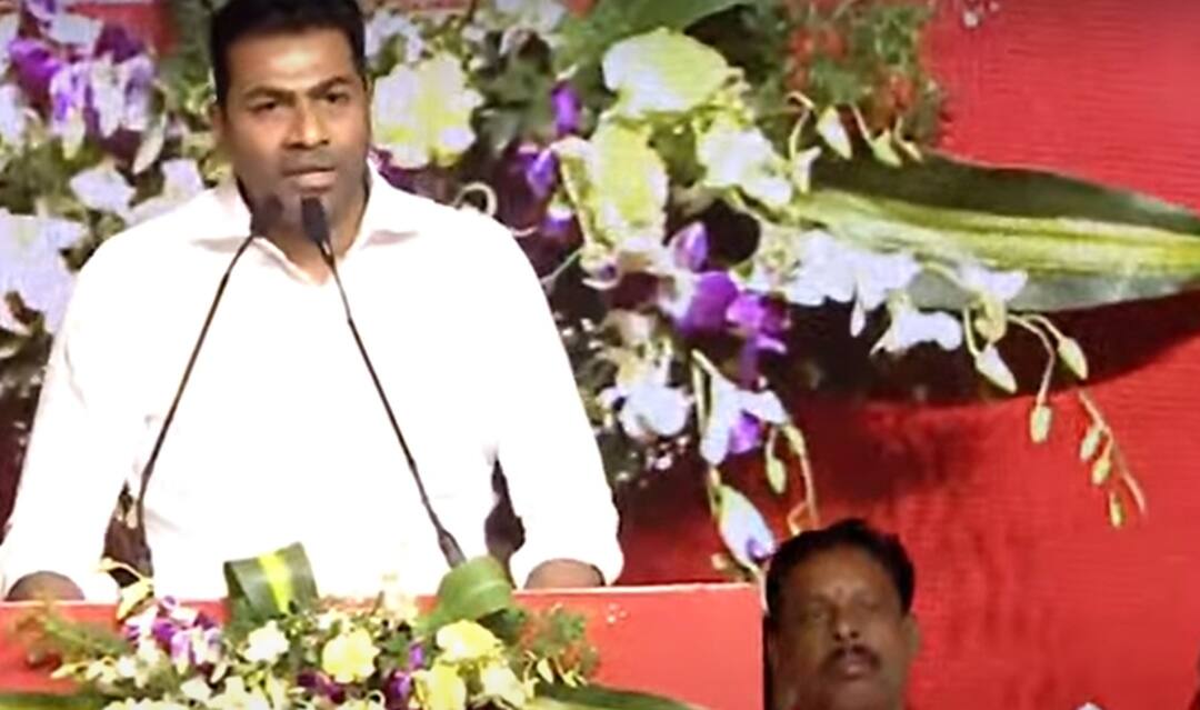 Aadhav Arjuna: விஜயின் பேண்ட், சட்டையைக் கூட காப்பி அடிக்கின்றனர்; தவெக விழாவில் திமுகவைப் போட்டுப் பொளந்த ஆதவ் அர்ஜூனா!