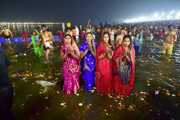 प्रयागराज, हरिद्वार, नासिक और उज्जैन में कुंभ, अर्धकुंभ और पूर्ण कुंभ का आयोजन होता है. पौराणिक कथा के अनुसार समुद्र मंथन के दौरान जब गरुण अमृत कलश लेकर जा रहे थे तब अमृत की कुछ बूंदी इन जगहों पर गिरी थी. यही वजहा है कि यहां एक सीमित अंतराल के बीच कुंभ का आयोजन होता है.