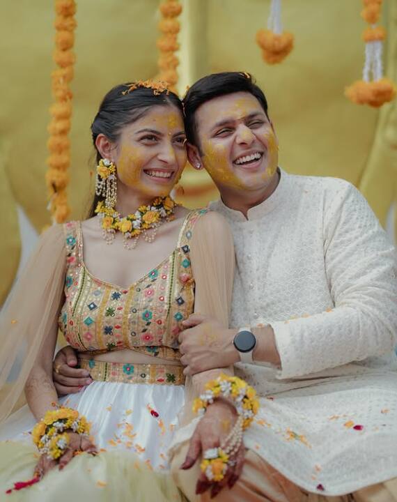 हल्दी के फंक्शन में देव ने व्हाइट कुर्ता पायजामा पहना था. वहीं आरती व्हाइट और येलो लहंगे में नजर आईं. उन्होंने फ्लॉवर जूलरी से लुक कंप्लीट किया.