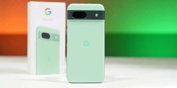 आपकी जानकारी के लिए बता दें कि यूरोप में इसके 128GB वेरिएंट की कीमत €549 (लगभग 50,200 रुपये) और 256GB मॉडल की कीमत €609 (लगभग 55,700 रुपये) बताई जा रही है. वहीं, अमेरिका में यह फोन $499 (करीब 43,400 रुपये) में लॉन्च हो सकता है. हालांकि, एक अन्य रिपोर्ट के अनुसार, इसके 128GB मॉडल की कीमत $679 (करीब 59,100 रुपये) और 256GB वेरिएंट की कीमत $809 (लगभग 70,500 रुपये) होने की संभावना है.