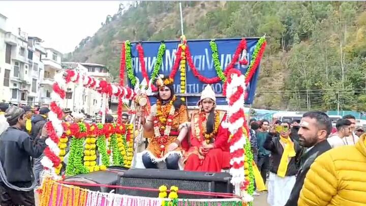 शोभा यात्रा के दौरान पारंपरिक परिधानों में सजी क्षेत्र की महिलाओं ने ढोल-नगाड़ों की थाप पर रांसो एवं तांदी नृत्य किया. विश्वनाथ नगरी उत्तरकाशी महाशिवरात्रि के पर्व पर भोले के जयकारों और भोले की भक्ति से जुड़े गीतों से गुंजयमान रही.