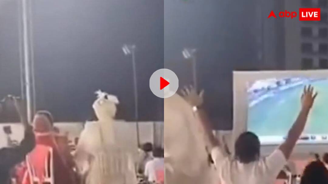 India vs pakistan match in wedding Groom And bride Enjoys virat kohli century during their wedding video goes viral शादी तो होती रहेगी, मैच जरूरी है... बारातियों के साथ भारत-पाकिस्तान मैच देखने लगा कपल- वीडियो वायरल