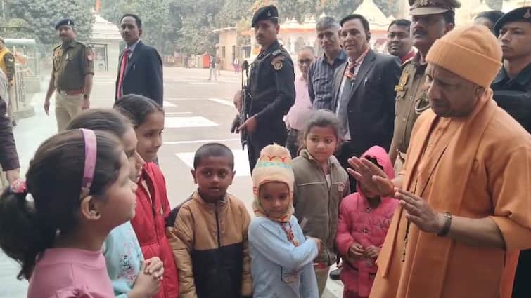 सीएम योगी ने लोगों की समस्याएं सुनीं, कहा- 'शीघ्रता से करें जन समस्याओं का समाधान' CM Yogi Adityanath listened people problems says Solve problems quickly ann सीएम योगी ने लोगों की समस्याएं सुनीं, कहा- 'शीघ्रता से करें जन समस्याओं का समाधान'
