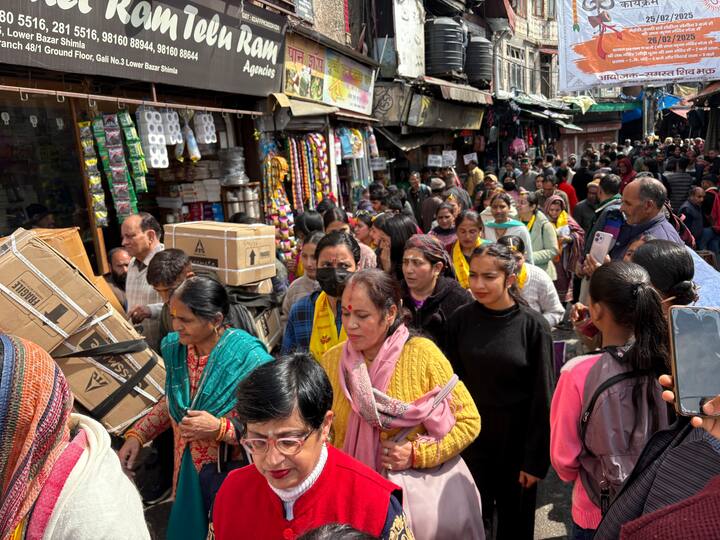 राधा कृष्ण मंदिर से निकाली बारात में भगवान शिव और अन्य गणों के पात्र भी बनाए गए हैं. यह भी भक्तों के लिए आकर्षण का केंद्र बने हुए हैं. सनातन धर्म सभा शिमला के सचिव धर्मवीर पुरी ने बताया कि मंगलवार को भी हल्दी और संगीत का भी कार्यक्रम आयोजित किया गया था.