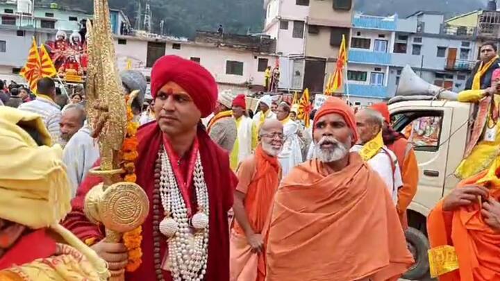 शिव नगरी भोले के जयकारों से गूंज उठी। शिवजी की बारात और ध्वज शोभा यात्रा निकाली गई. नगर के मुख्य मार्गों से होते हुए शोभा यात्रा पौराणिक मणिकर्णिका घाट पहुंची.