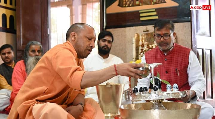 रुद्राभिषेक गोरक्षपीठ के पीठाधीश्वर आवास में स्थित शक्ति मंदिर में हुआ. रुद्राभिषेक के बाद मुख्यमंत्री ने हवन कर गोरक्षपीठ में शिवोपासना का अनुष्ठान पूर्ण किया.