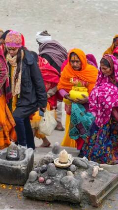 Mahashivratri: अयोध्या में श्रद्धालुओं ने सरयू नदी के तट पर पूजा-अर्चना की | ABP NEWS SHORTS