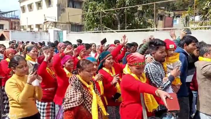 महाशिवरात्रि पर बाबा काशी विश्वनाथ की नगरी समेत यमुना घाटी में शिव बारात में पारंपरिक संस्कृति की झलक देखने को मिली.