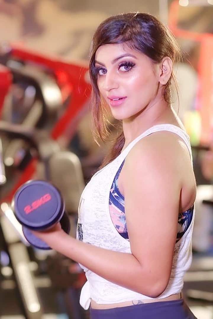 தன்னுடைய கவர்ச்சியான உடற்கட்டை மெயின்டைன் பண்ணும் யாஷிகா, பல மணிநேரம் ஒர்க்கவுட் செய்யும் பழக்கம் கொண்டவர்.