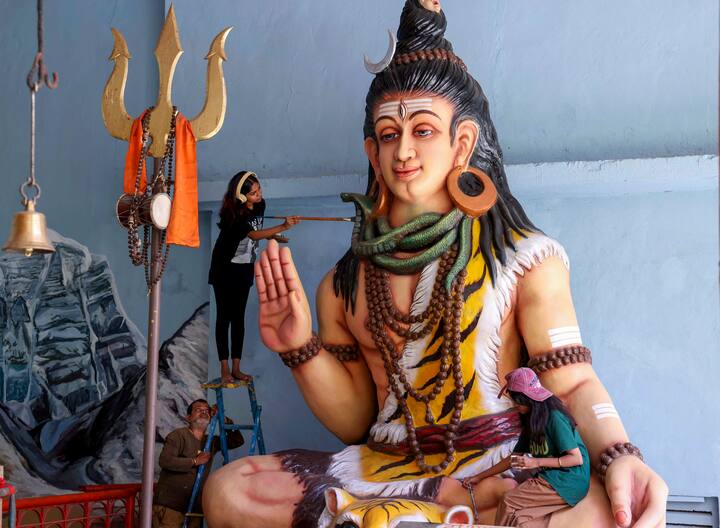 দেশের সব শিবালয়ে, শিবতীর্থে লক্ষ্যণীয় ভক্তদের ভিড়। ফুল, বেলপাতা, দুধ, ঘি, মধু সহযোগে শিবলিঙ্গে পূজা অর্পণ করে ভোলেনাথের আরাধনায় ভক্তেরা।