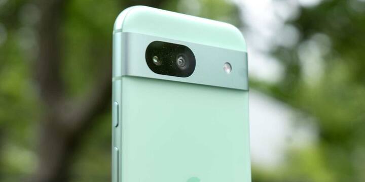 Pixel 9a में 6.3-इंच OLED डिस्प्ले हो सकता है जो 120Hz के रिफ्रेश रेट, HDR10+ सपोर्ट और 2,700 निट्स की ब्राइटनेस को सपोर्ट करेगा. हालांकि, इसके बेज़ल Pixel 9 सीरीज़ की तुलना में मोटे हो सकते हैं.