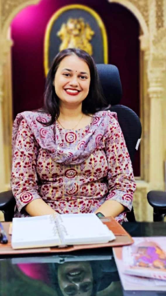 IAS टीना डाबी को कितनी सैलरी मिलती है?