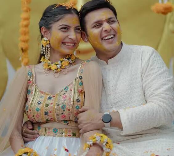 દેવે હલ્દી ફંક્શનમાં સફેદ કુર્તા પાયજામા પહેર્યો હતો. જ્યારે આરતી સફેદ અને પીળા લહેંગામાં જોવા મળી હતી.