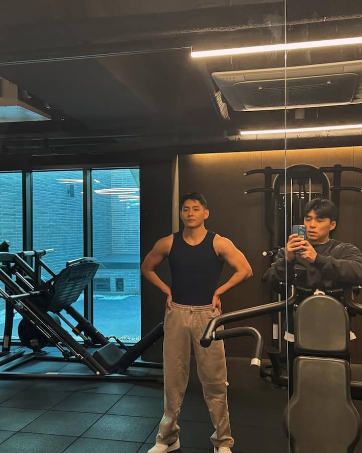 A gym selfie proved he’s been keeping up with intense training.