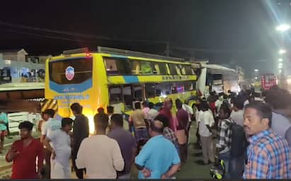 Veppur four omni bus accident after sudden break by lorry driver Bus Accident : அடுத்தடுத்து மோதிய ஆம்னி பேருந்துகள்.. அதிகாலையில் நிகழ்ந்த பயங்கர விபத்து! பயணிகள் நிலை என்ன?