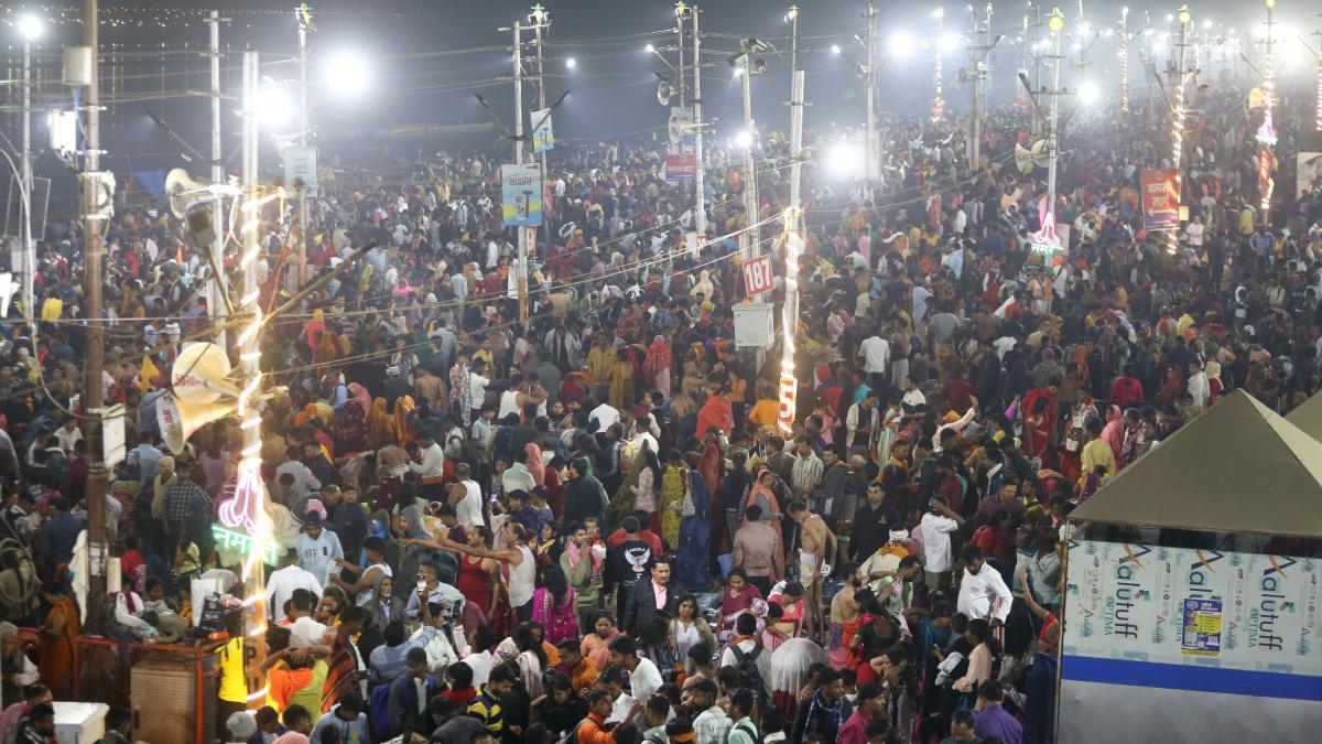 महाशिवरात्रि पर अमृत स्नान: रात भर संगम क्षेत्र में डटे रहे श्रद्धालु, ब्रह्म मुहूर्त में लगाई आस्था की डुबकी