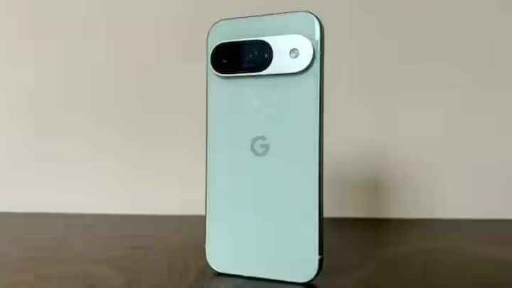 ਗੂਗਲ ਜਲਦੀ ਹੀ ਆਪਣੀ ਅਗਲੀ ਮਿਡ-ਰੇਂਜ ਸਮਾਰਟਫੋਨ ਸੀਰੀਜ਼ Pixel 9a ਲਾਂਚ ਕਰਨ ਦੀ ਤਿਆਰੀ ਕਰ ਰਿਹਾ ਹੈ। ਰਿਪੋਰਟਾਂ ਦੇ ਅਨੁਸਾਰ, ਇਹ ਫੋਨ ਇਸ ਦੇ ਪਿਛਲੇ ਮਾਡਲ Pixel 8a ਦੇ ਸਮਾਨ ਕੀਮਤ 'ਤੇ ਲਾਂਚ ਕੀਤਾ ਜਾ ਸਕਦਾ ਹੈ। Android Headlines ਦੀ ਇੱਕ ਰਿਪੋਰਟ ਦੇ ਅਨੁਸਾਰ, ਅਮਰੀਕਾ ਅਤੇ ਯੂਰਪ ਵਿੱਚ Pixel 9a ਦੀ ਕੀਮਤ Pixel 8a ਦੇ ਸਮਾਨ ਹੋਵੇਗੀ। ਤੁਹਾਨੂੰ ਦੱਸ ਦਈਏ ਕਿ ਯੂਰਪ ਵਿੱਚ ਇਸ ਦੇ 128GB ਵੇਰੀਐਂਟ ਦੀ ਕੀਮਤ €549 (ਲਗਭਗ 50,200 ਰੁਪਏ) ਹੈ ਅਤੇ 256GB ਮਾਡਲ ਦੀ ਕੀਮਤ €609 (ਲਗਭਗ 55,700 ਰੁਪਏ) ਹੈ। ਇਸ ਦੇ ਨਾਲ ਹੀ, ਇਹ ਫੋਨ ਅਮਰੀਕਾ ਵਿੱਚ $499 (ਲਗਭਗ 43,400 ਰੁਪਏ) ਵਿੱਚ ਲਾਂਚ ਕੀਤਾ ਜਾ ਸਕਦਾ ਹੈ। ਹਾਲਾਂਕਿ, ਇੱਕ ਹੋਰ ਰਿਪੋਰਟ ਦੇ ਅਨੁਸਾਰ, ਇਸਦੇ 128GB ਮਾਡਲ ਦੀ ਕੀਮਤ $679 (ਲਗਭਗ 59,100 ਰੁਪਏ) ਅਤੇ 256GB ਵੇਰੀਐਂਟ ਦੀ ਕੀਮਤ $809 (ਲਗਭਗ 70,500 ਰੁਪਏ) ਹੋਣ ਦੀ ਸੰਭਾਵਨਾ ਹੈ।