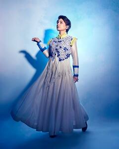 बॉयकट हेयरस्टाइल, कानों में ईयरकफ और फ्रॉक पहन 'जुगनी' बनीं हिना खान, देखें तस्वीरें