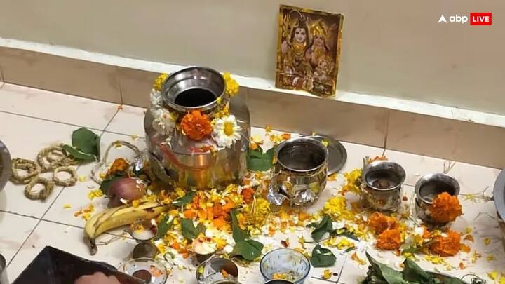 The first day of worship is worshiped with the union of Shiva-Parvati. In the puja, water and water are filled in two mats, these matko, which is considered a symbol of Shiva and Shakti, is worshiped.