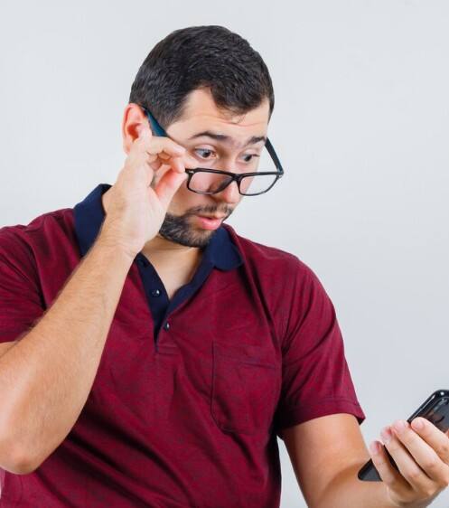 ਰਿਸਰਚਰਸ ਦੇ ਮੁਤਾਬਕ, ਜਿੰਨਾ ਵੱਧ ਸਕਰੀਨ ਟਾਈਮ, ਉਨ੍ਹਾਂ ਹੀ ਵੱਧ ਅੱਖਾਂ ਦੀ ਰੋਸ਼ਨੀ ‘ਤੇ ਅਸਰ ਪੈਂਦਾ ਹੈ। Myopia ਇੱਕ ਅਜਿਹਾ ਰੋਗ ਹੈ ਜਿਸ ਵਿੱਚ ਅੱਖਾਂ ਤੋਂ ਚੀਜ਼ਾਂ ਧੁੰਦਲੀਆਂ ਦਿਖਣ ਲੱਗਦੀਆਂ ਹਨ। ਇਹ ਬਿਮਾਰੀ ਆਮ ਤੌਰ ‘ਤੇ ਹੁੰਦੀ ਹੈ, ਪਰ ਡਿਜਿਟਲ ਸਕਰੀਨ ‘ਤੇ ਵੱਧ ਸਮਾਂ ਬਿਤਾਉਣ ਕਾਰਨ ਇਹ ਹੁਣ ਬਹੁਤ ਤੇਜ਼ੀ ਨਾਲ ਵਧ ਰਹੀ ਹੈ।