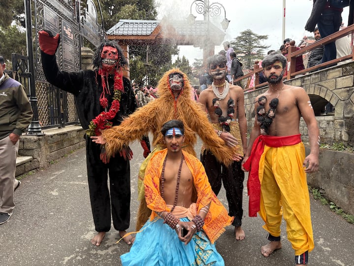 बुधवार (26 फरवरी) महाशिवरात्रि पर सुबह 12 बजे राधा कृष्ण मंदिर से भगवान शिव की बारात निकली.