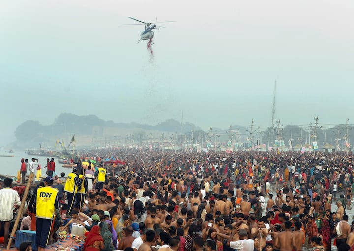 धार्मिक मान्यता है कि जो व्यक्ति महाकुंभ में स्नान करनता है उसे इस जन्म के साथ-साथ पूर्व जन्म के सभी पापों से छुटकारा मिलता है और मृत्यु के बाद मोक्ष की भी प्राप्ति होती है