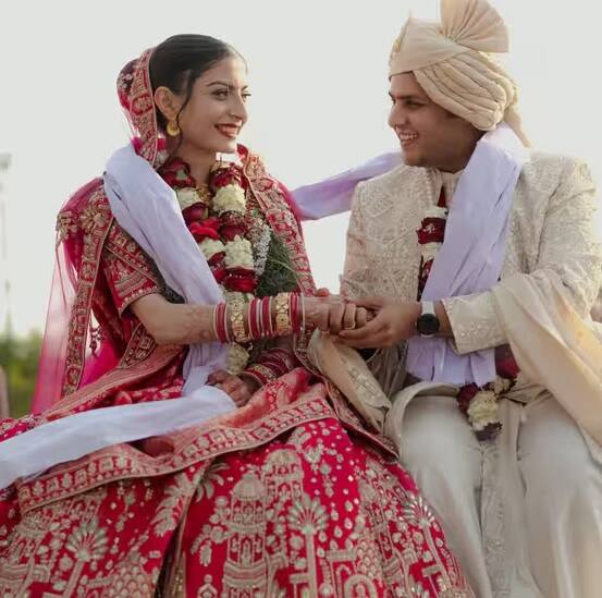 જ્યાં દેવ જોશીએ સફેદ રંગની શેરવાની પહેરી છે. જ્યારે આરતી લાલ લહેંગામાં સુંદર લાગી રહી હતી.