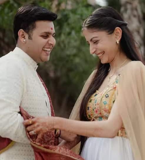 દેવ જોશી નેપાળનો જમાઈ બની ગયો છે. આરતી નેપાળની છે. તેમના લગ્ન પહેલાના ફોટા પણ ચર્ચામાં છે.