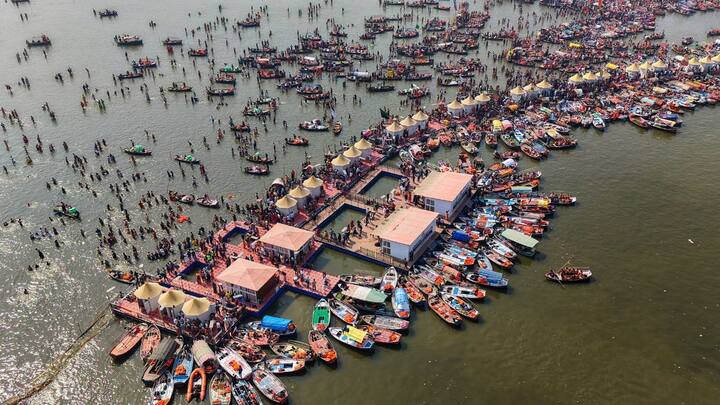 உத்தரப் பிரதேசத்தின், பிரயாக்ராஜில் மகா கும்பமேளாவின் கடைசி நாளான இன்று இதுவரை 81 லட்சம் பேர் புனித நீராடியுள்ளதாக அம்மாநில அரசு வெளியிட்டுள்ள தகவல் தெரிவிக்கிறது. நாடு முழுவதும் மகாசிவராத்திரி விழா கோலாகலமாகக் கொண்டாடப்பட்டது.கடந்த 45 நாள்களாக நடைபெற்றுவரும் மகா கும்பமேளா நிகழ்வில் கோடிக்கணக்கான பக்தர்கள் பிரயாக்ராஜில் குவிந்துவருகின்றனர்.