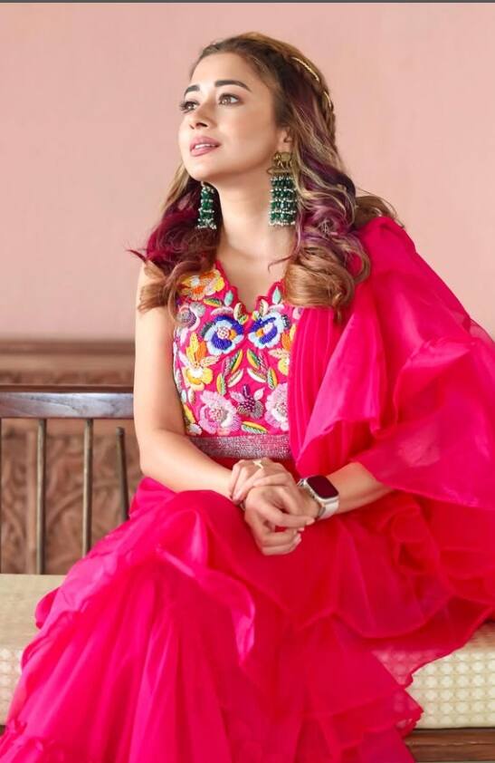 રેડ સાડીમાં બૉલ્ડ એન્ડ બિન્દાસ લાગી અભિનેત્રી ટીના દત્તા