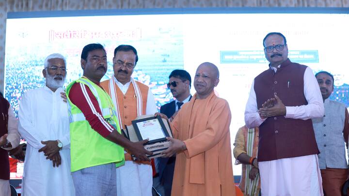 इस दौरान सीएम योगी ने उत्तर प्रदेश परिवहन निगम का हौसला भी बढ़ाया. उन्होंने यूपीएसआरटीसी द्वारा कुंभ में श्रद्धालुओं को उनके गंतव्य तक पहुंचने के लिए आभार प्रकट किया.