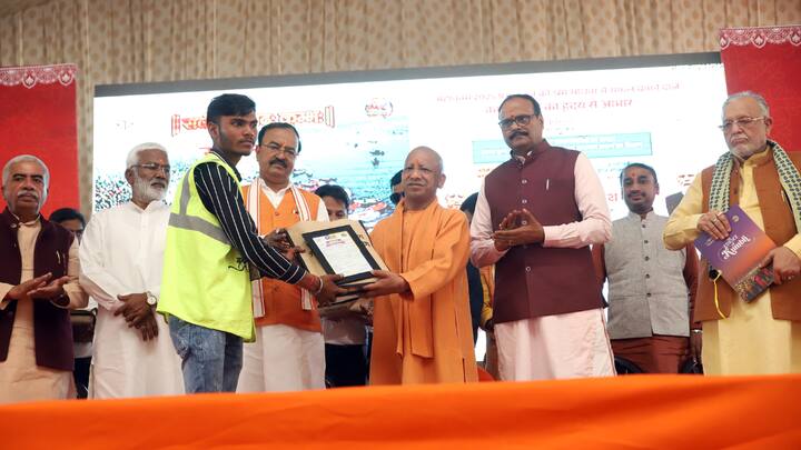 प्रयागराज महाकुंभ 2025 आयोजन आज समापन हुआ. इस मौके पर उत्तर प्रदेश के मुख्यमंत्री योगी आदित्यनाथ ने सफाईकर्मचारियों से लेकर नाविकों संग मुलाकात की.