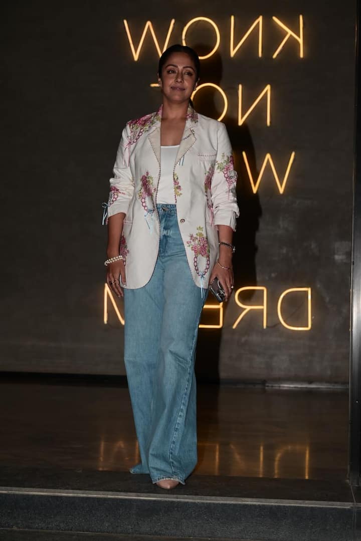 Jyotika wore an interesting combination of formal and casual at the screening. The actress wore a white floral blazer with a white tank top and blue flare denims.