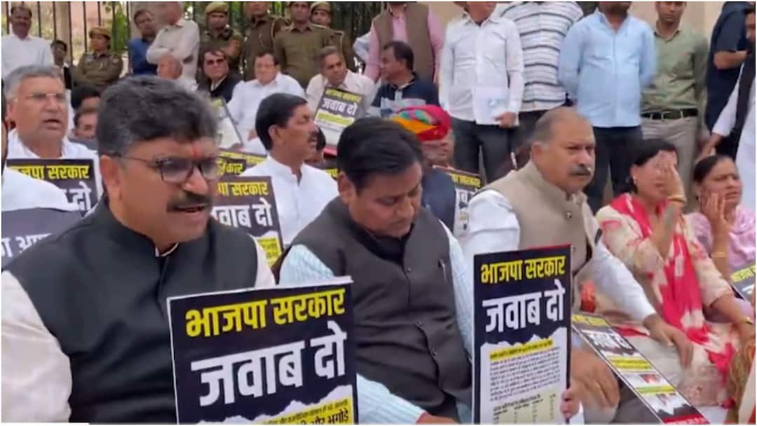 राजस्थान विधानसभा में रार बरकरार, निलंबन के खिलाफ कांग्रेस विधायकों का धरना-प्रदर्शन जारी Rajasthan Congress MLAs including govind singh dotasra protesting outside assembly gate राजस्थान विधानसभा में रार बरकरार, निलंबन के खिलाफ कांग्रेस विधायकों का धरना-प्रदर्शन जारी