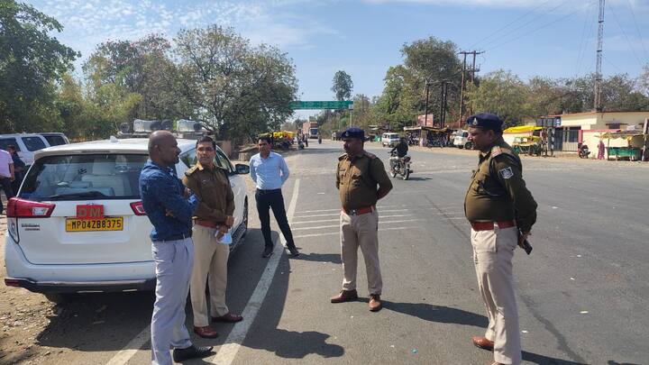 श्रद्धालुओं के लिए पेयजल, शामियाने की व्यवस्था आश्रम द्वारा की गई है, जिसमें जिला प्रशासन द्वारा भी सहयोग किया जा रहा है. कुबरेश्वर धाम आश्रम आने वाले श्रद्धालुओं से अधिक किराया वसूलने वाले वाहन चालकों पर भी कार्रवाई की जा रही है.