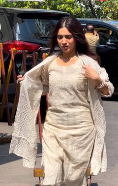 ‘मेरे हसबैंड की बीवी’ के लिए आशीर्वाद लेने सिद्धिविनायक मंदिर पहुंचीं भूमि पेडनेकर, सिंपल सूट में आईं नजर