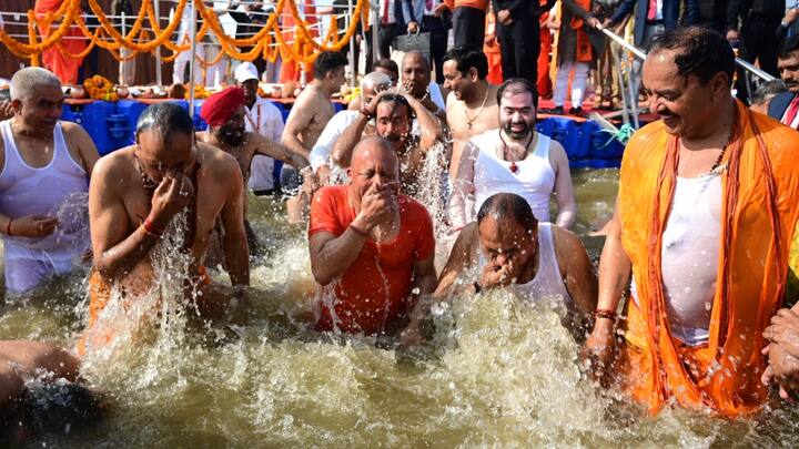 उत्तर प्रदेश के मुख्यमंत्री योगी आदित्यनाथ सीधे तौर पर महाकुंभ की तमाम व्यवस्थाओं पर नज़र बनाए रहे. यही नहीं उन्होंने संगम नगरी में कैबिनेट बैठक भी की और अपने सारे मंत्रियों के साथ त्रिवेणी में डुबकी लगाई.