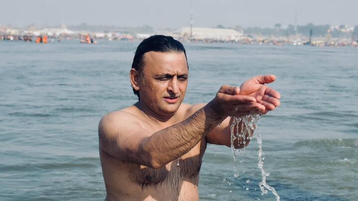 महाकुंभ में सत्ता पक्ष ही विपक्षी दलों के भी तमाम नेता स्नान के लिए पहुंचे. समाजवादी पार्टी के अध्यक्ष अखिलेश यादव भी अपने बेटे अर्जुन के साथ प्रयागराज पहुंचे और डुबकी लगाई.