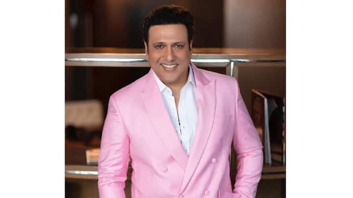 আর সেই আবহেই বিস্ফোরণ ঘটে আইনি নোটিস পাঠানোর খবরে। জানা যায়, কয়েক মাস আগেই গোবিন্দকে বিচ্ছেদের নোটিস পাঠান সুনীতা। (Sunita Ahuja)