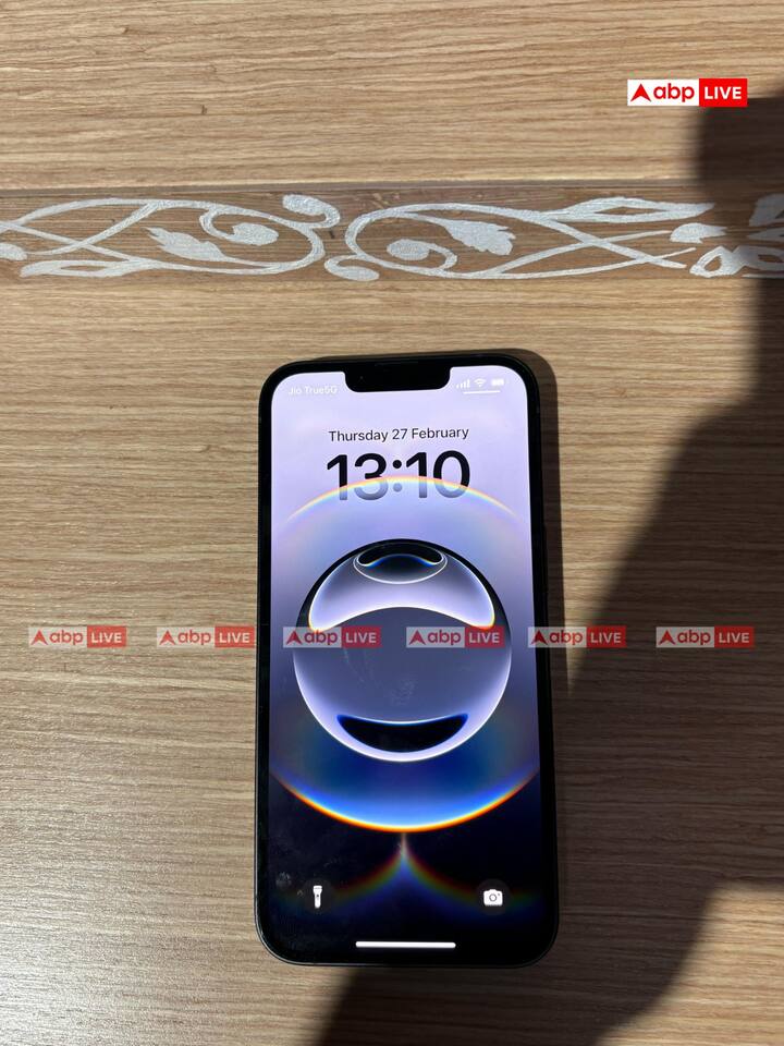 iPhone 16e में 6.1-इंच का OLED डिस्प्ले दिया गया है जिसमें फेस आईडी सिस्टम के लिए एक नॉच भी मौजूद है. इसमें म्यूट स्विच की जगह एक्शन बटन दिया गया है जिससे यूजर आसानी से कैमरा लॉन्च कर सकते हैं या ‘डू नॉट डिस्टर्ब’ मोड एक्टिवेट कर सकते हैं. साथ ही, Apple ने इस मॉडल में USB-C पोर्ट भी जोड़ा है.