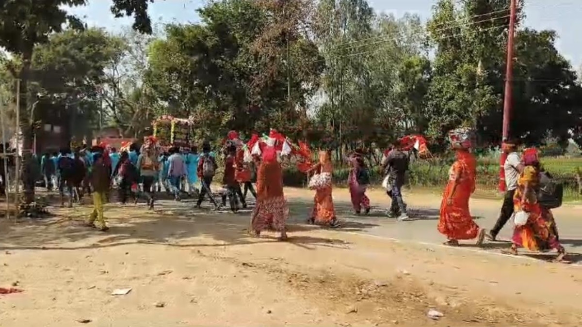 अलीगढ़: शिवालयों पर टूटा कई सौ साल का रिकॉर्ड, शिव भक्तों का लगा तांता, फिर दिखी पुरानी प्रथा