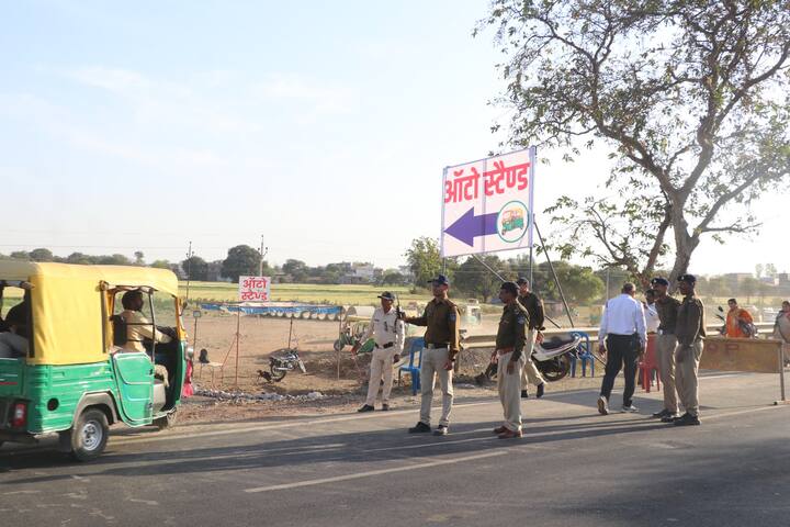 पंडित प्रदीप मिश्रा के जनसंपर्क अधिकारी द्वारा बताया गया है कि कथा का आयोजन 3 मार्च तक चलेगा. एसपी दीपक शुक्ला के मुताबिक 3 मार्च तक यातायात परिवर्तित किया गया है.