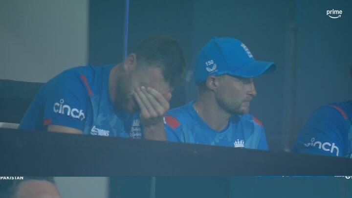 अफगानिस्तान के खिलाफ हार के बाद इंग्लैंड खिलाड़ी अपनी भावनाओं पर काबू नहीं रख सके. इंग्लैंड के कप्तान जोस बटलर और जो रूट के आंसू छलक पड़े. इसके अलावा इंग्लैंड टीम के अन्य खिलाड़ी और कोचिंग स्टाफ के चेहरों पर निराशा साफ झलक रही थी. (फोटो क्रेडिट- सोशल मीडिया)