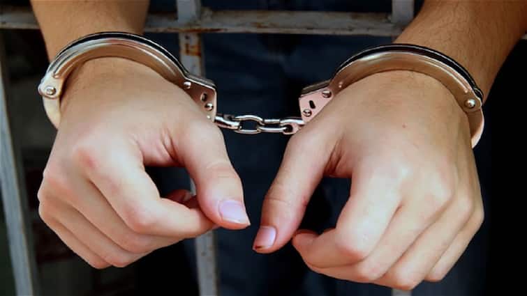 Thanjavur news Gym owner arrested for cheating young graduate by impregnating her tnn 'கர்ப்பத்தை கலைத்து விடு' பட்டதாரி இளம்பெண்ணை கர்ப்பமாக்கி மோசடி - ஜிம் உரிமையாளர் கைது