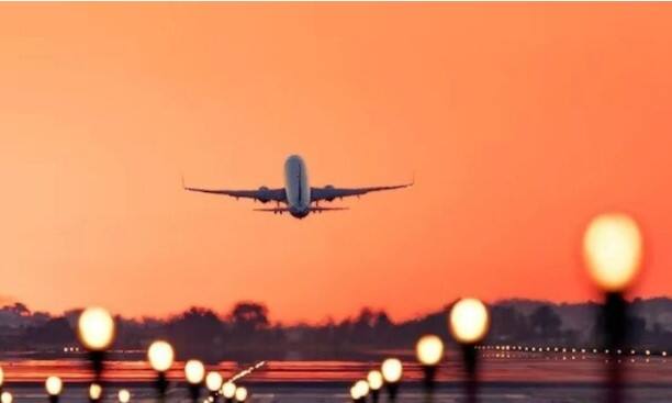 ਪਰ ਹੁਣ ਇਹ ਸਪਨਾ ਸੱਚ ਹੋਣ ਜਾ ਰਿਹਾ। ਦਰਅਸਲ, ਜਹਾਜ਼ ਦੀਆਂ ਟਿਕਟਾਂ ਸਿਰਫ਼ 11 ਰੁਪਏ ਵਿੱਚ ਮਿਲ ਰਹੀਆਂ ਹਨ। ਦਰਅਸਲ, ਇਹ ਪੇਸ਼ਕਸ਼ ਵੀਅਤਨਾਮ ਦੀ ਏਅਰਲਾਈਨ ਵੀਅਤਜੈੱਟ ਏਅਰ ਦੁਆਰਾ ਦਿੱਤੀ ਗਈ ਹੈ। ਵੀਅਤਜੈੱਟ ਏਅਰ ਨੇ ਇੱਕ ਸ਼ਾਨਦਾਰ ਤਿਉਹਾਰੀ ਸੇਲ ਸ਼ੁਰੂ ਕੀਤੀ ਹੈ ਜਿਸ ਵਿੱਚ ਭਾਰਤ ਤੋਂ ਵੀਅਤਨਾਮ ਲਈ ਫਲਾਈਟ ਟਿਕਟਾਂ ਸਿਰਫ਼ 11 ਰੁਪਏ (ਟੈਕਸ ਅਤੇ ਫੀਸਾਂ ਨੂੰ ਛੱਡ ਕੇ) ਵਿੱਚ ਉਪਲਬਧ ਹਨ। ਇਹ ਪੇਸ਼ਕਸ਼ ਈਕੋ ਕਲਾਸ ਦੀਆਂ ਟਿਕਟਾਂ ਲਈ ਹੈ ਅਤੇ ਭਾਰਤ ਦੇ ਵੱਡੇ ਸ਼ਹਿਰਾਂ ਜਿਵੇਂ ਮੁੰਬਈ, ਦਿੱਲੀ, ਕੋਚੀ ਅਤੇ ਅਹਿਮਦਾਬਾਦ ਤੋਂ ਵੀਅਤਨਾਮ ਤੋਂ ਹੋ ਚੀ ਮਿਨ੍ਹ ਸਿਟੀ, ਹਨੋਈ ਅਤੇ ਦਾ ਨੰਗ ਵਰਗੇ ਵੀਅਤਨਾਮ ਦੇ ਸਥਾਨਾਂ ਤੱਕ ਉਪਲਬਧ ਹੈ।