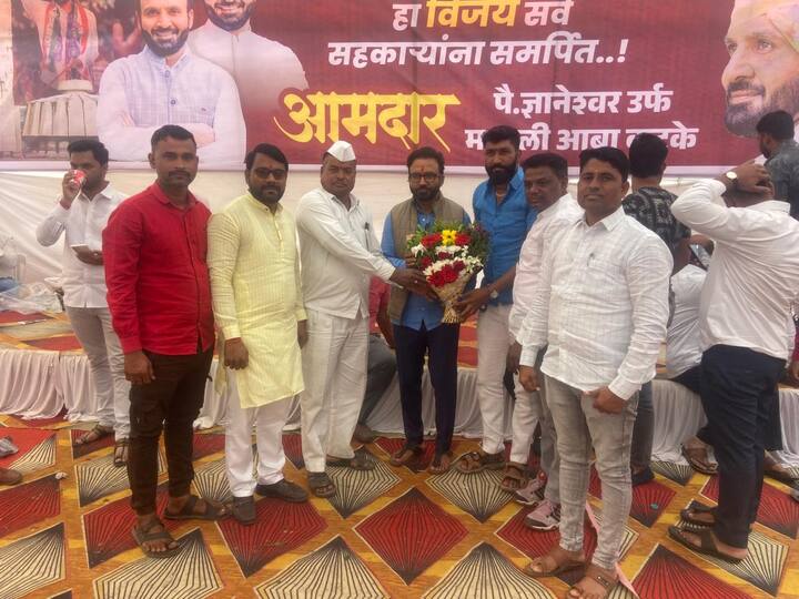 पुढे ते म्हणाले, मतदारसंघांतील 10  हजार पेक्षा जास्त लोकांना देवदर्शन करून मी आणलं आहे. अनेक कार्यकर्ते मतदारसंघात फिरत असताना फोटो काढत असतात.